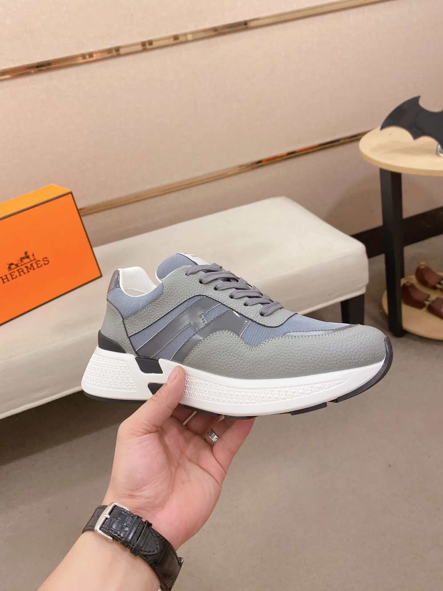Factory price: 560💰《HERMES》【Classic Original Version】Hermès; Top 🔝 Purchasing Agency 🔍🔍Men's latest 🇺🇸 counters are on sale simultaneously, imported from Italy original ▲▲cowhide ▲▲ (high-end, nobility, class) ) Exquisite workmanship (Italian 🇮🇹 imported water-dyed 🐂 cowhide lining) sole: original sole provided by the original factory, ⚠️exclusive double-layer activity·TPR·rubber·combined molded outsole; super comfortable·wear-resistant·non-slip·environmental protection The real thing is more beautiful if you take the real thing (high quality, follow the order). You can enter and exit the counter at will * Number of yards: 38-44 (45 can be customized and cannot be returned or exchanged)